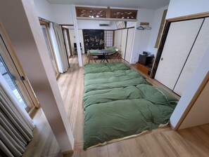1 habitación, escritorio, tabla de planchar con plancha y wifi gratis 