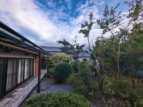 Property grounds. Annex 9 guests Renovated old house Guesthouse / ,Nishio Aichi