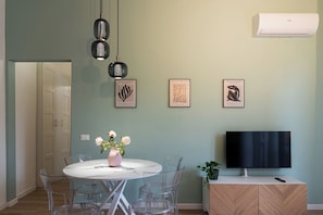 Apartment, Stadtblick | Wohnbereich | 40-Zoll-Smart-TV mit Digitalempfang