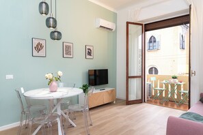 Apartment, Stadtblick | Wohnbereich | 40-Zoll-Smart-TV mit Digitalempfang