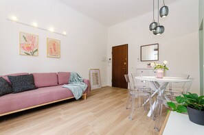 Apartment, Stadtblick | Wohnbereich | 40-Zoll-Smart-TV mit Digitalempfang