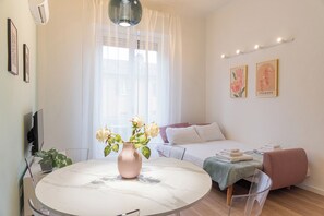 Apartment, Stadtblick | Wohnbereich | 40-Zoll-Smart-TV mit Digitalempfang