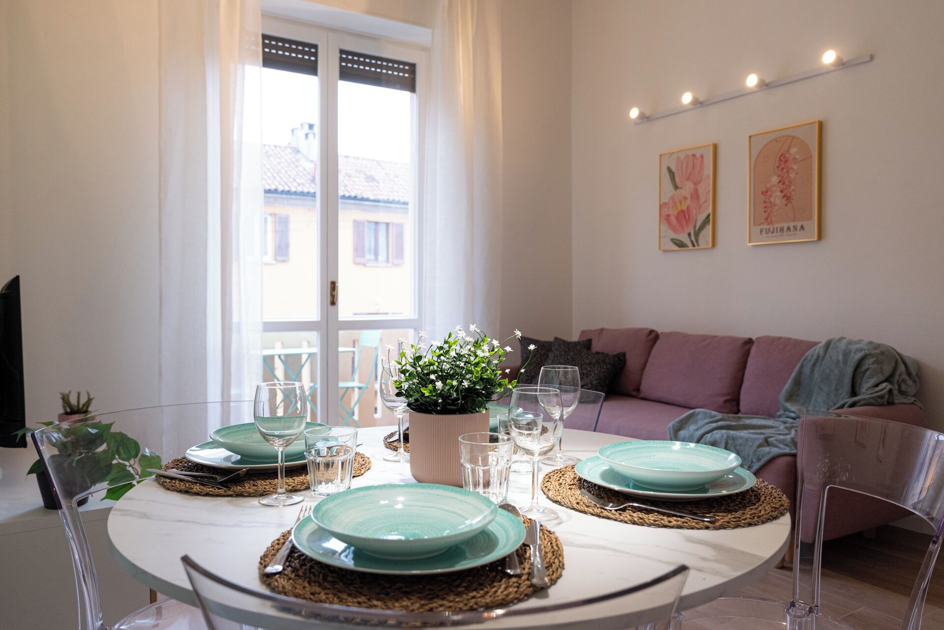 Apartment, Stadtblick | Wohnbereich | 40-Zoll-Smart-TV mit Digitalempfang