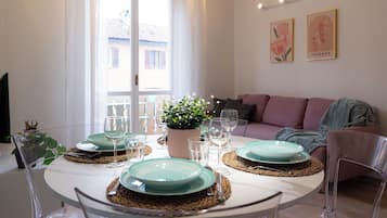 Apartment, Stadtblick | Wohnbereich | 40-Zoll-Smart-TV mit Digitalempfang