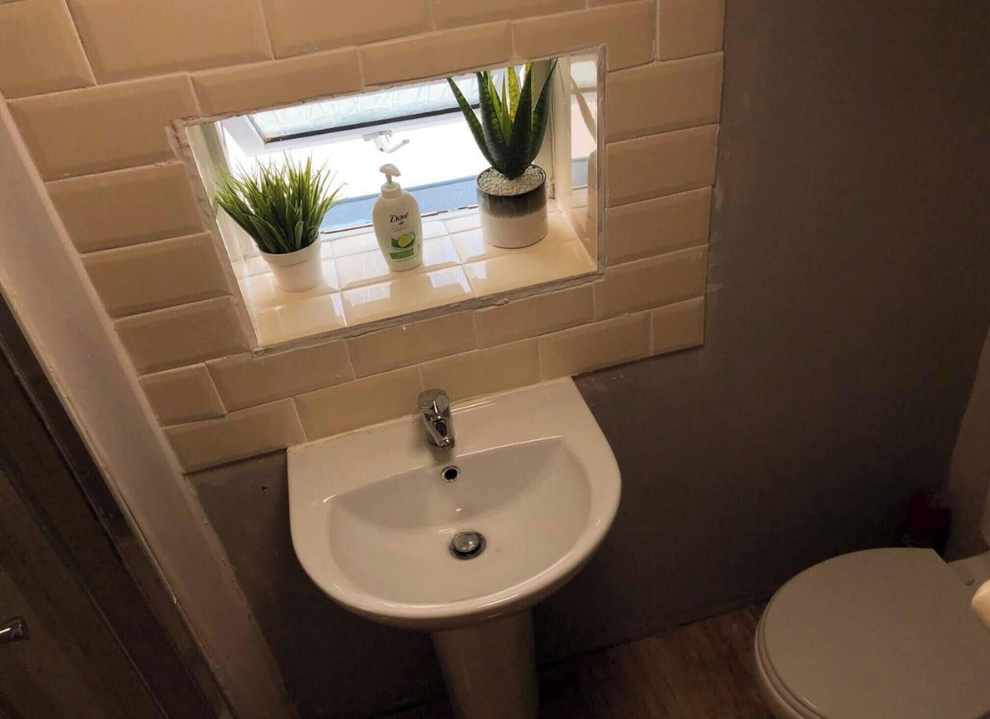 Shower, jetted tub, towels