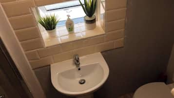 Shower, jetted tub, towels