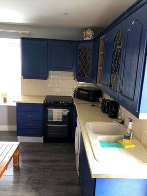 Private kitchen - Charming 1-Bedroom Apartment with Jacuzzi in Johnstown (Johnstown)