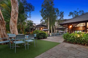 Outdoor dining - Temple 4 Bedroom 214/5 (Palm Cove)