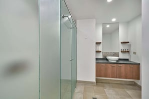 Bathroom - Temple 4 Bedroom 214/5 (Palm Cove)