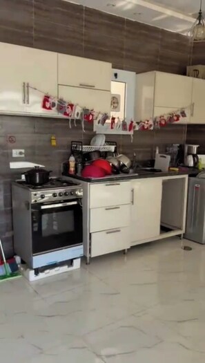 Oven, stovetop, dishwasher - spacious 2 bedrooms apartment  (Hurghada)