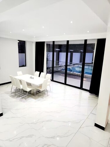 Spacious 5-bedroom villa in a peaceful setting with AC, sauna and gym