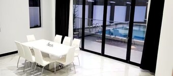Spacious 5-bedroom villa in a peaceful setting with AC, sauna and gym