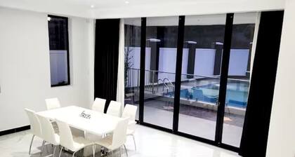 Spacious 5-bedroom villa in a peaceful setting with AC, sauna and gym