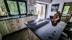 雪櫃、微波爐、焗爐、爐具
