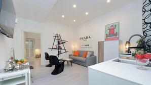 Una sala de estar moderna con un sofá, una mesa de centro y una estantería escalonada.
