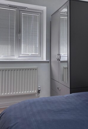 Room - Private Double Bed Bathroom Hydro Pool Opt Part SHR Home (Hindley Green)