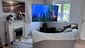 TV, peis, bøker og stereoanlegg