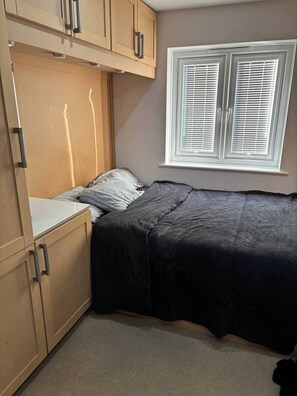 Room - Pvt Bed en-suite Hydro Pool Optional part-SHR home (Hindley Green)