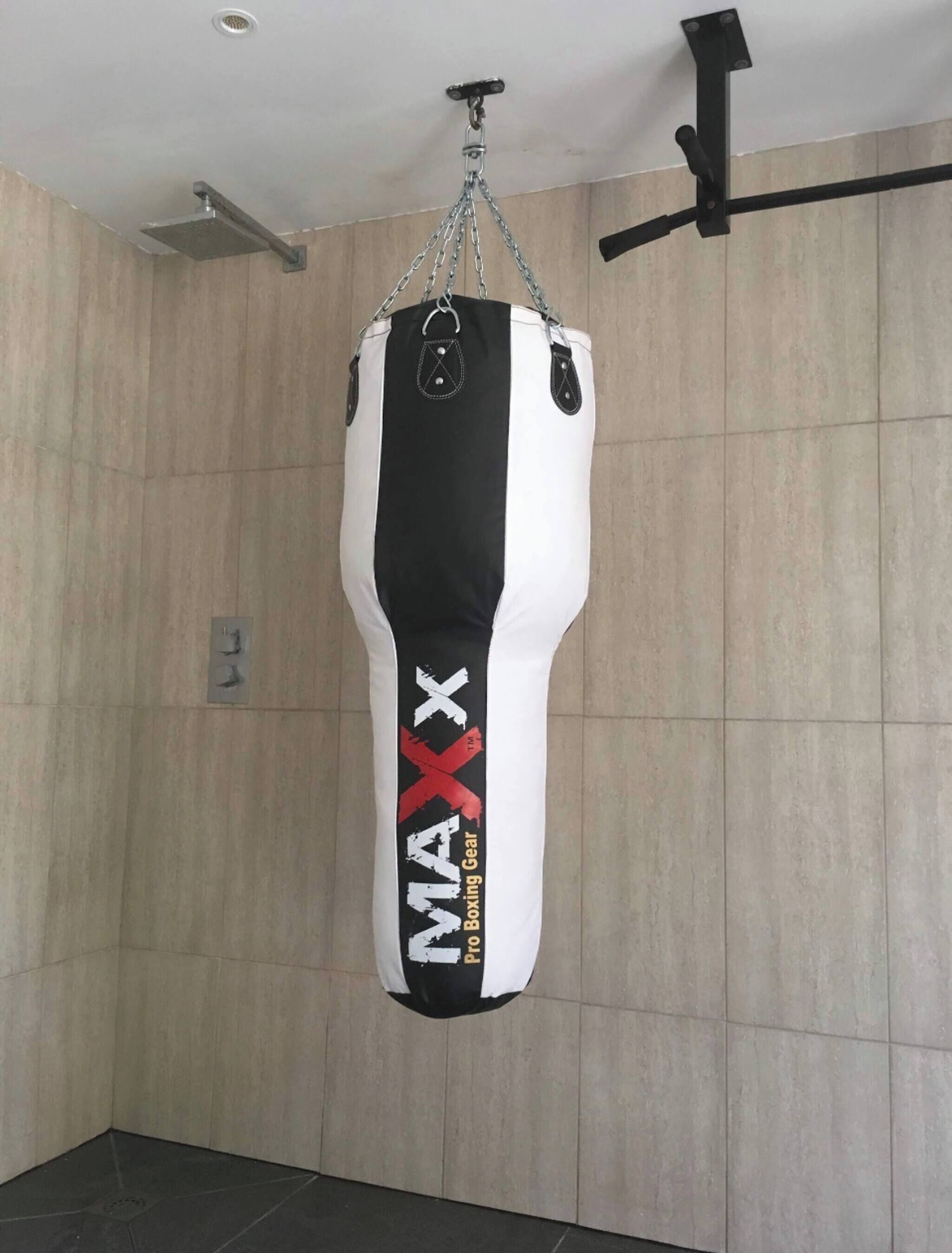 Ein gepolsterter Sandsack, der an einer Kettenaufhängung von der Decke hängt.