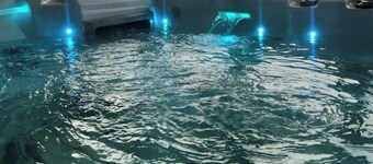 Private Double Bed, Bathroom, Hydro Pool - Part private & shared home