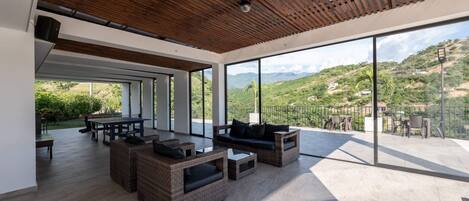 屋外ダイニングエリア