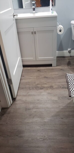 Bathroom - Cozy Private Room with Full Facilities in Lethbridge (Lethbridge)