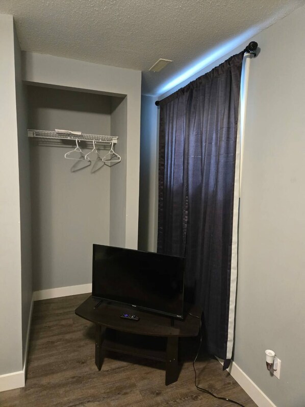 Interior - Cozy Private Room with Full Facilities in Lethbridge (Lethbridge)