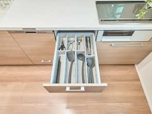 Kühlschrank, Mikrowelle, Herdplatte, Kochgeschirr/Geschirr/Besteck