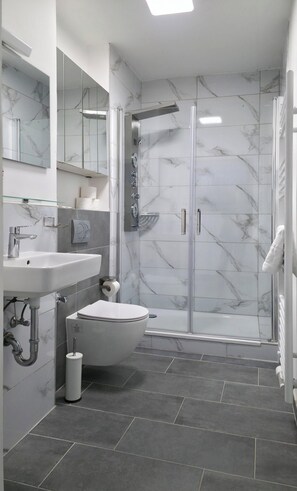 Shower, hair dryer, towels, soap - Hotel Sofia (Bad Wildungen)