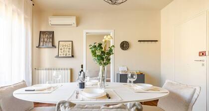 Harmony Retreat - Central Apartment with Terrace and Wi-Fi