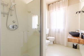 Douche, sèche-cheveux, bidet, serviettes fournies