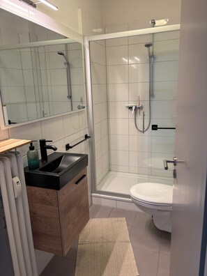 Shower, hair dryer, toilet paper - Kajüte 15 - Holiday apartment in Scharbeutz Baltic Sea - front beach location (Scharbeutz)