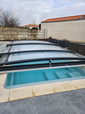 A rooftop swimming pool with clear water, surrounded by a concrete deck and a low wall. - Souplex apartment with a shared pool, 15 minutes from the beach. (Jard-sur-Mer)