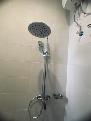 Een douche, een haardroger, handdoeken, zeep