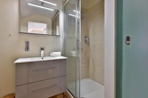 Shower - Large T4 Chic & Spacious - 3 bedrooms - 3 BATHROOMS - Center & Voie Verte (Périgueux)