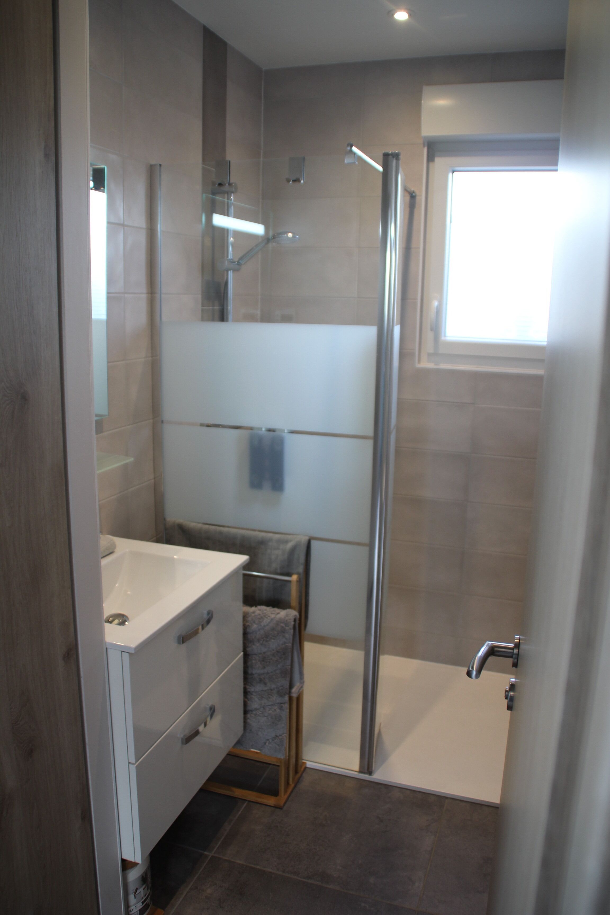 Douche, sèche-cheveux, savon, shampoing