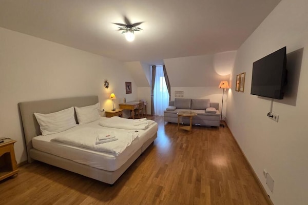 Ropa de cama de alta calidad y escritorio