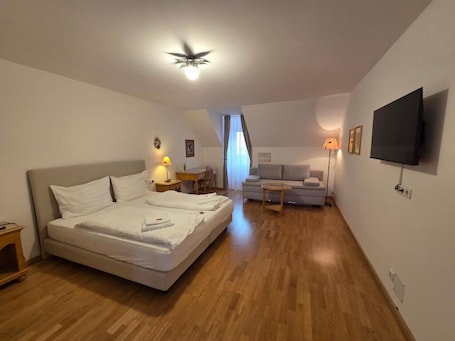 Habitación cuádruple | Ropa de cama de alta calidad y escritorio. Der Greif Hotel und Restaurant