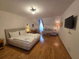 Habitación cuádruple | Ropa de cama de alta calidad y escritorio