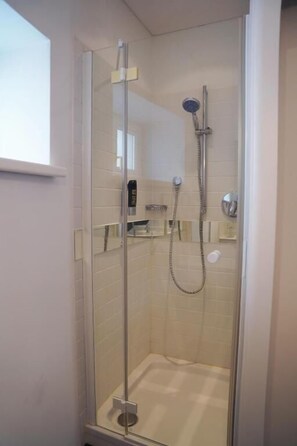 Double Room | Bathroom - Der Greif Hotel und Restaurant (Leoben)