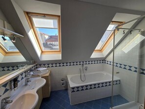 Departamento | Baño | Secadora de cabello, toallas, jabón, shampoo 