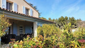A two-story house with a balcony, surrounded by greenery and trees. - Magnificent villa at the foot of Mont Ventoux (Bédoin)
