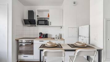 Frigorífico, microondas, horno y placa de cocina