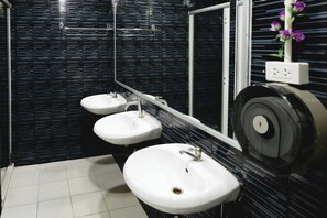 Dormitorio compartido, dormitorio mixto, baño compartido | Baño