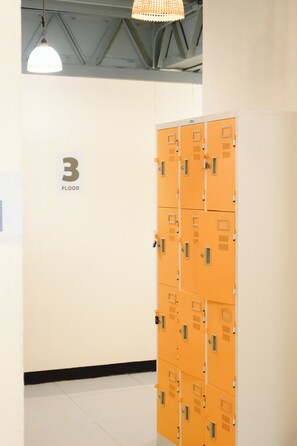 Dormitorio compartido, dormitorio mixto, baño compartido | Interior