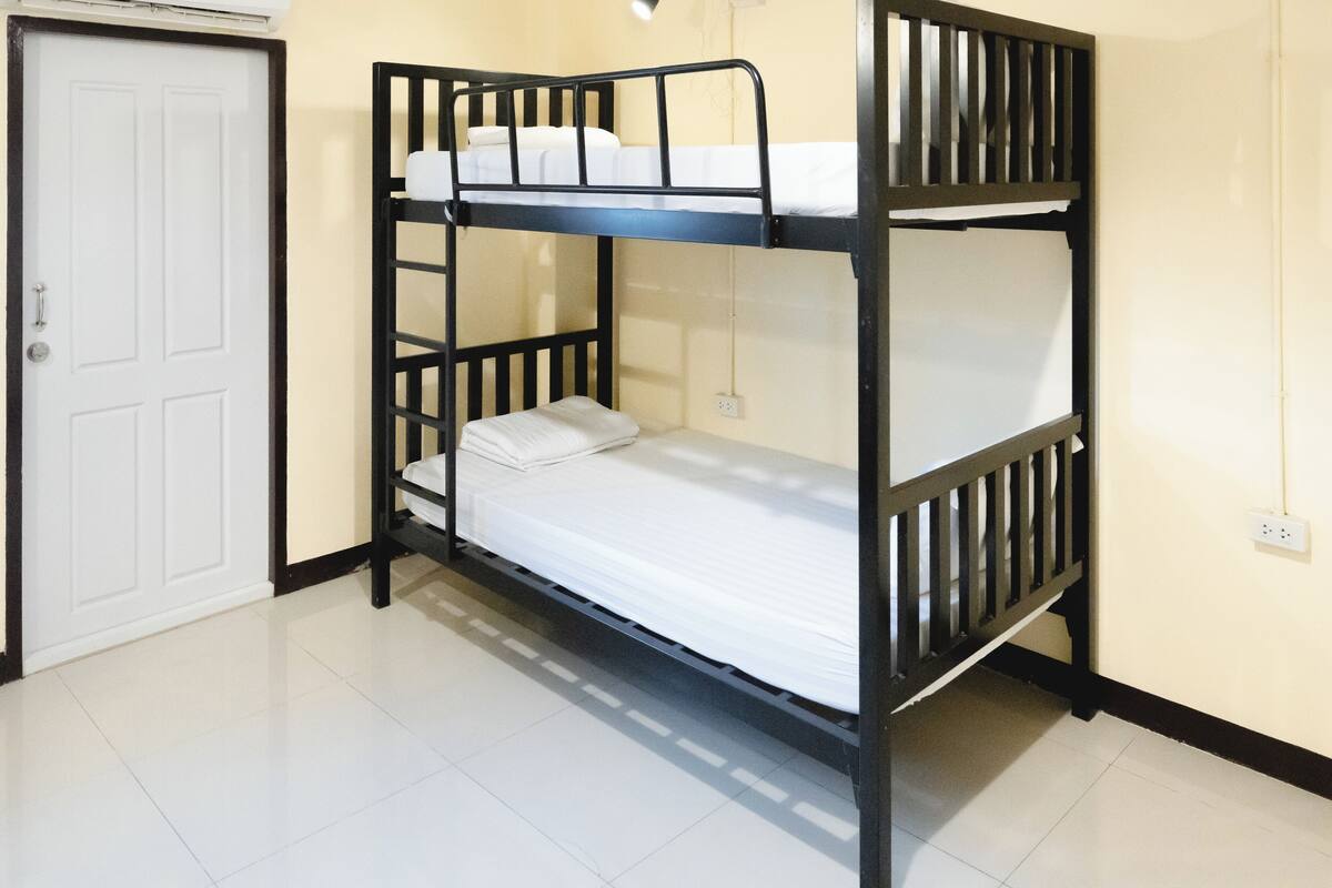 Economy Twin Room, Shared Bathroom | Interior detail