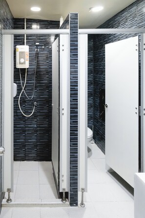 Bathroom - Khaosan Station Hostel (Phra Nakhon)