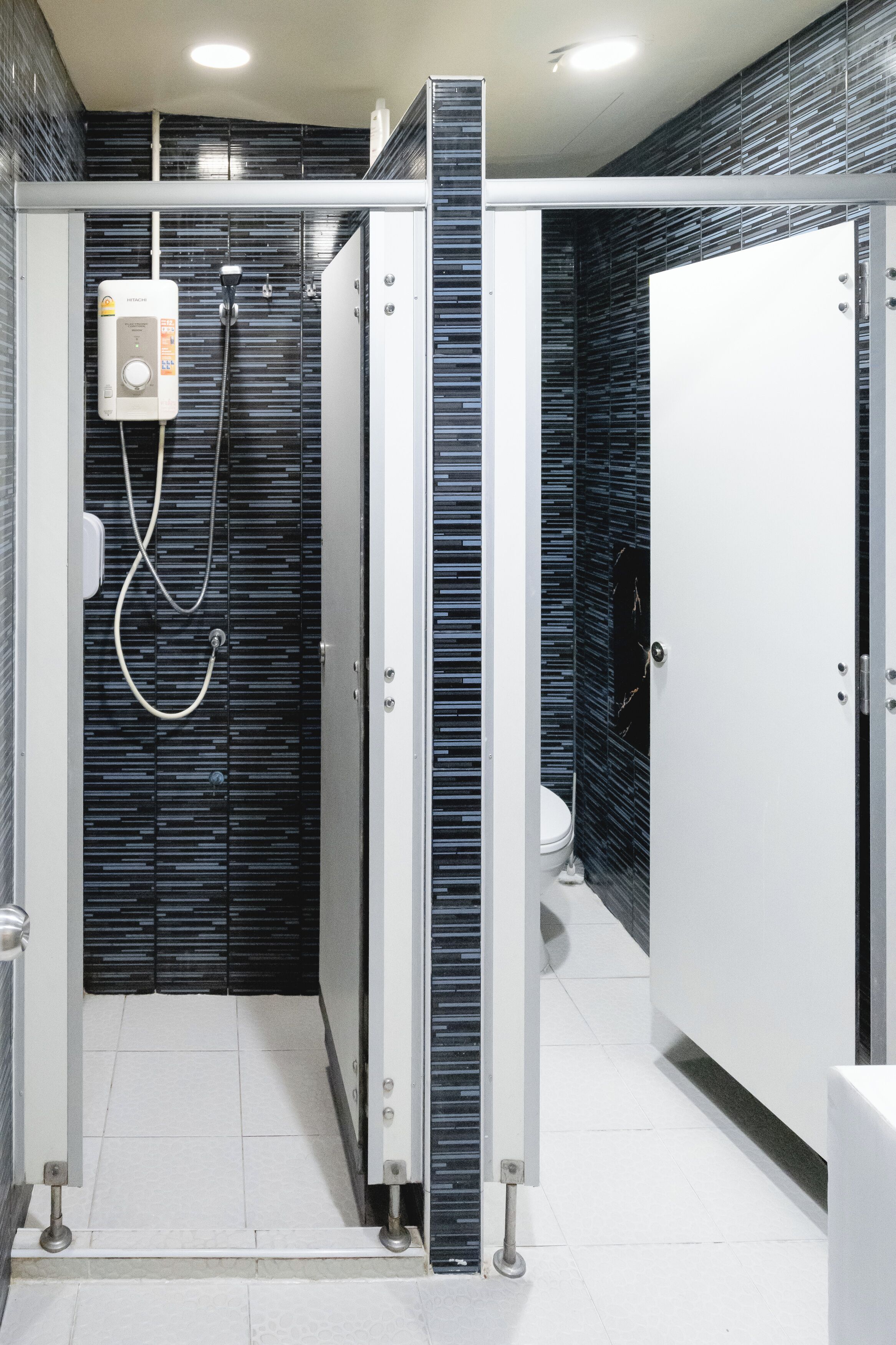 Dormitorio compartido, dormitorio mixto, baño compartido | Baño