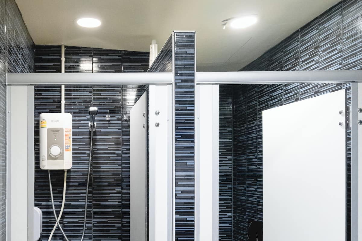 Dormitorio compartido, dormitorio mixto, baño compartido | Baño