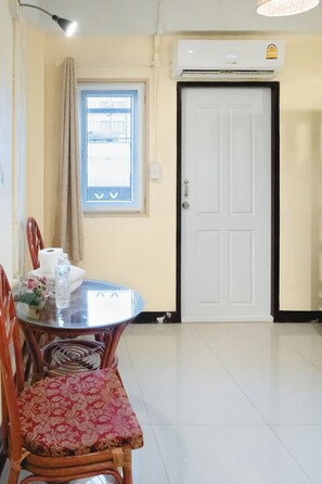 Economy Twin Room, Shared Bathroom